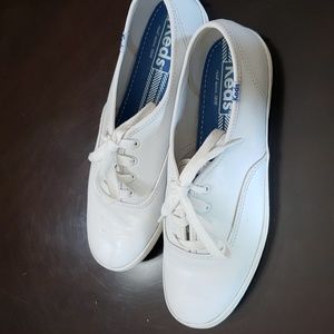 Kids white leather tennis shoes
